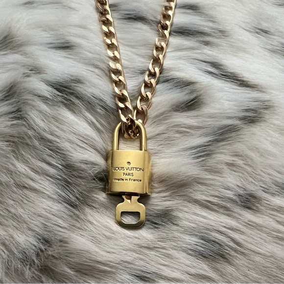 Louis Vuitton Brass Lock & Key #322 with Unbranded Chain - Picture 4 of 7